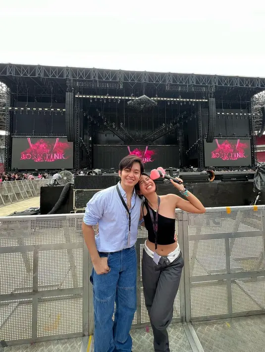 Angga Yunanda setia menemani Shenina Cinnamon nonton konser BLACKPINK. Keduanya tampak serasi dengan OOTD kasual. [Foto: IG/sheninacinnamon].