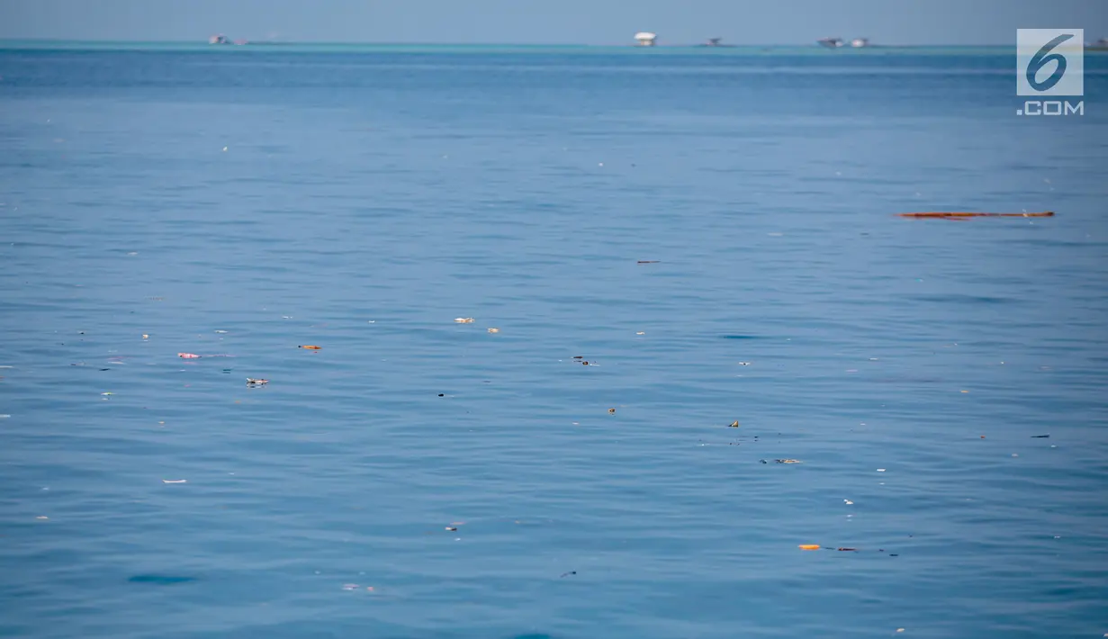 Sampah kiriman mengotori perairan Kepulauan Seribu di sekitar Pulau Pari dan Pulau Pramuka, Rabu (28/11). Sampah itu terbawa arus laut dan terdampar akibat angin serta hujan deras yang melanda daratan Pulau Jawa. (Liputan6.com/Faizal Fanani)