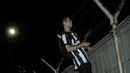 Salah satu suporter Juventus nekat memanjat pagar Bandara Soekarno-Hatta, untuk mengabadikan kedatangan La Vecchia Signora, (4/8/2014). (Liputan6.com/Helmi Fithriansyah)