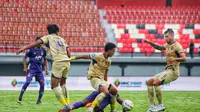 Penyerang Arema FC, Dedik Setiawan (tengah) mencoba mempertahankan bola dari kejaran pemain Persik Kediri dalam laga BRI Liga 1 2023/2024 yang digelar di Stadion Kapten I Wayan Dipta, Gianyar, Senin (27/11/2023) sore WIB. (Bola.com/Alit Binawan)