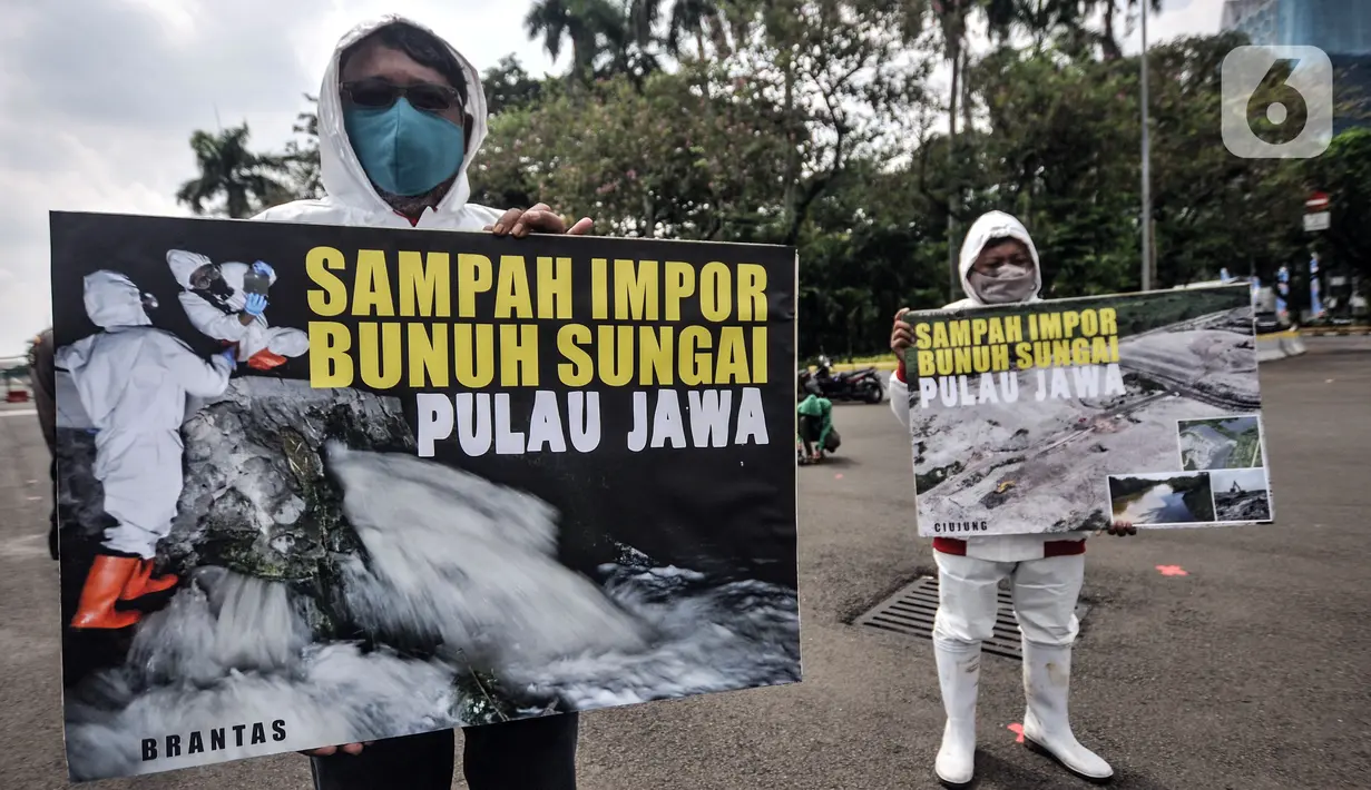 Aktivis membawa poster saat aksi "Sampah Impor Bunuh Sungai Pulau Jawa" di kawasan Patung Kuda, Monas, Jakarta, Senin (3/5/2021). Limbah buangan pabrik merusak ekosistem sistem sungai dan menimbulkan racun. (merdeka.com/Iqbal S. Nugroho)