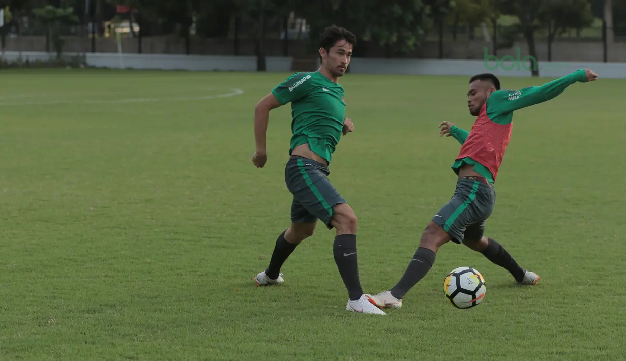 Pemain Timnas Indonesia U-23, Saddil Ramdani (kanan) mencoba merebut bola dari kaki Gavin Kwan pada sesi latihan di Lapangan ABC Senayan, Jakarta (20/6/2018). Indonesia akan melawan Korea pada laga uji coba 23-6-2018. (Bola.com/Nick Hanoatubun)