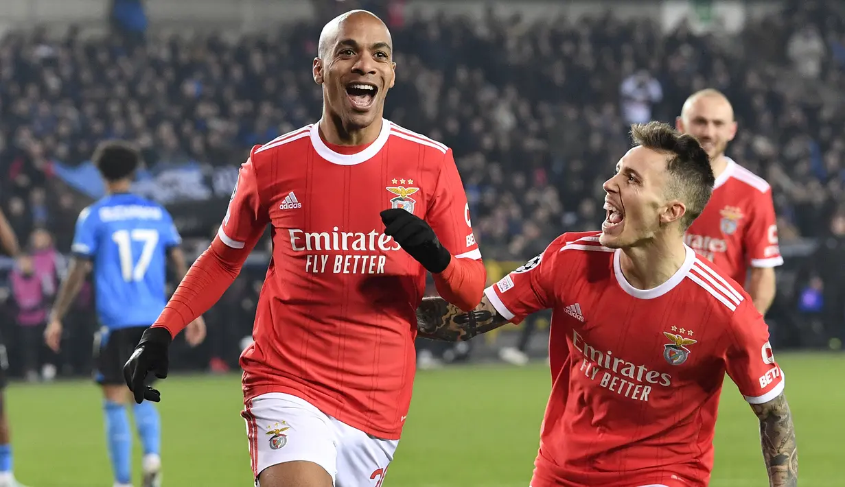 Selebrasi Gelandang Benfica, Joao Mario (kiri) setelah mencetak gol pertama timnya ke gawang Club Brugge melalui eksekusi penalti dalam laga leg pertama babak 16 besar Liga Champions 2022/2023 di Jan Breydel Stadium, Bruges, Belgia, Kamis (16/2/2023) dini hari WIB. (AFP/John Thys)