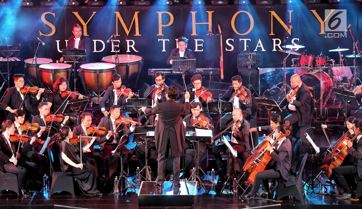 Twilite Orchestra dengan konduktor musik Addie MS tampil dalam konser Symphony Under The Stars di Lippo Mall Kemang, Jakarta, Sabtu (28/7). Movie Fest merupakan tema musik yang akan ditampilkan pada kegiatan musik kali ini. (Liputan6.com/Fery Pradolo)