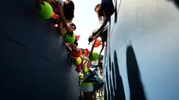 Petenis putri Italia, Roberta Vinci, memberikan tanda tangan kepada penggemar setelah mengalahkan petenis Ukraina, Lesia Tsurenko, dalam turnamen tenis AS Terbuka di USTA Billie Jean King National Tennis Center, New York, AS, (4/9/2016). (AFP/Jewel Samad)