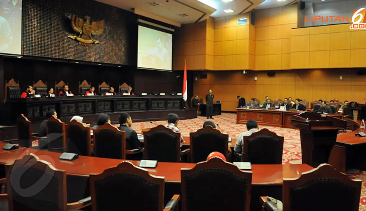 Dalam sidang yang dihadiri beberapa menteri itu, MK membahas mengenai Perencanaan Undang - Undang (PUU) Parpol (Liputan6.com/Johan Tallo)