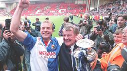 Alan Shearer. Striker Blackburn Rovers ini mencetak gol ke-100 di Liga Inggris di usia 25 tahun dan 139 hari. Kala itu Blackburn menang 2-1 atas Tottenham Hotspur, 30 Desember 1995 dan Shearer mencetak 1 gol di antaranya. Hingga pensiun ia mencetak total 260 gol di Liga Inggris. (AFP/PA/John Giles)