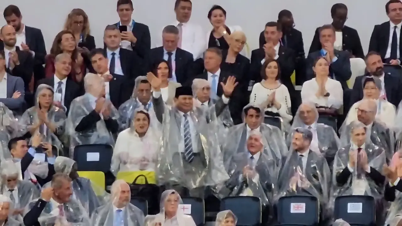 Menteri Pertahanan RI sekaligus Presiden terpilih Prabowo Subianto, menghadiri acara pembukaan Olimpiade Paris 2024 yang digelar di Sungai Seine, Paris