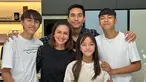Berusia 44 tahun, tak dipungkiri jika pesona Donna Agnesia tetap terpancar bak ABG. Berfoto bersama suami dan ketiga buah hatinya, keluarga kecil Donna Agnesia dan Darius Sinathrya ini banjir pujian. Pamer senyuman lebar saat berfoto bersama anak dan buah hatinya, Donna Agnesia seakan menyebar kebahagiaan kepada para pengikutnya di Instagram. (Liputan6.com/IG/@dagnesia)