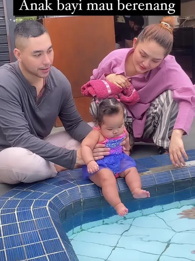 Momen Xarena anak Siti badriah dan Krisjiana Baharudin bermain di kolam renang. (Foto: Instagram Stories/sitibadriah)
