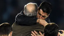 Pemain Uruguay, Luis Suarez memeluk mantan pelatih Uruguay, Washington Tabarez sebelum laga kualifikasi Piala Dunia 2026 melawan Paraguay yang berlangsung di Stadion Centenario, Montevideo, Uruguay, Sabtu (07/09/2024) WIB. (AFP/Dante Fernandez)