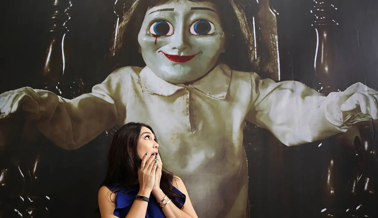 Pemeran Luna Maya membintangi film The Doll 2 bersama Herjunot Ali. Saat menggelar jumpa pers, ia menceritakan pengalaman mistis selama menjalani proses syuting film bergenre horor tersebut. (Bambang E. Ros/Bintang.com)