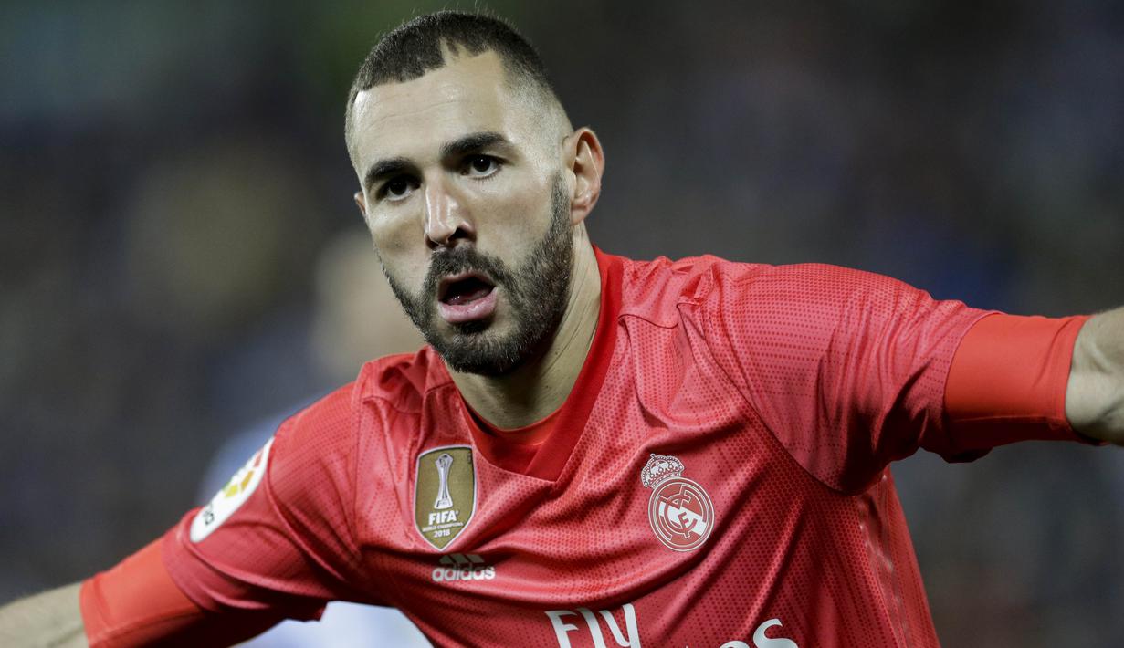 Striker Real Madrid, Karim Benzema, melakukan selebrasi usai membobol gawang Leganes pada laga La Liga di Stadion Municipal Butarque, Senin (15/4). Kedua tim bermain imbang 1-1. (AP/Bernat Armangue)