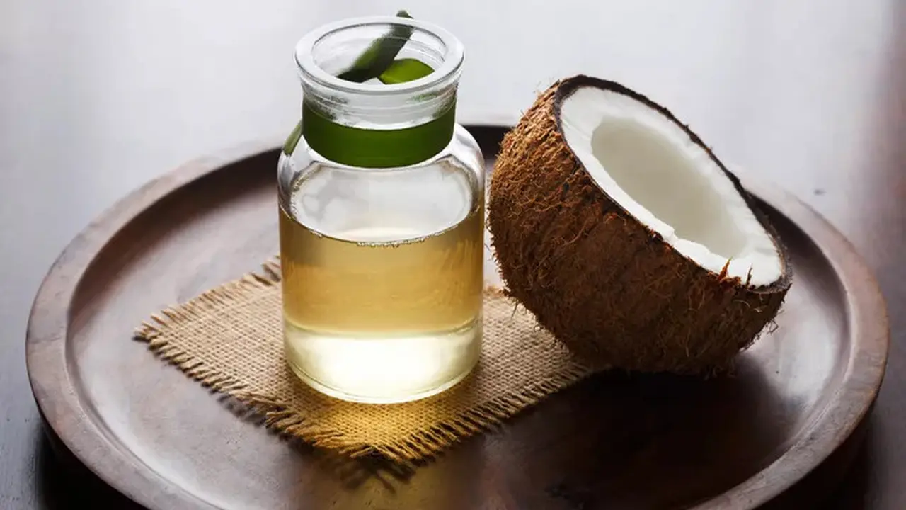 Minyak kelapa terkenal akan manfaat bagi kesehatan.