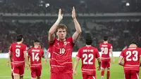 Ole Romeny berterima kasih kepada para fans yang bersorak usai gol penaltinya ke gawang Singapura dalam laga Grup A FIFA ASEAN Cup 2026 di Stadion Utama Gelora Bung Karno, Jakarta, Jumat (25/9/2026). (KLY/Budy Santoso)