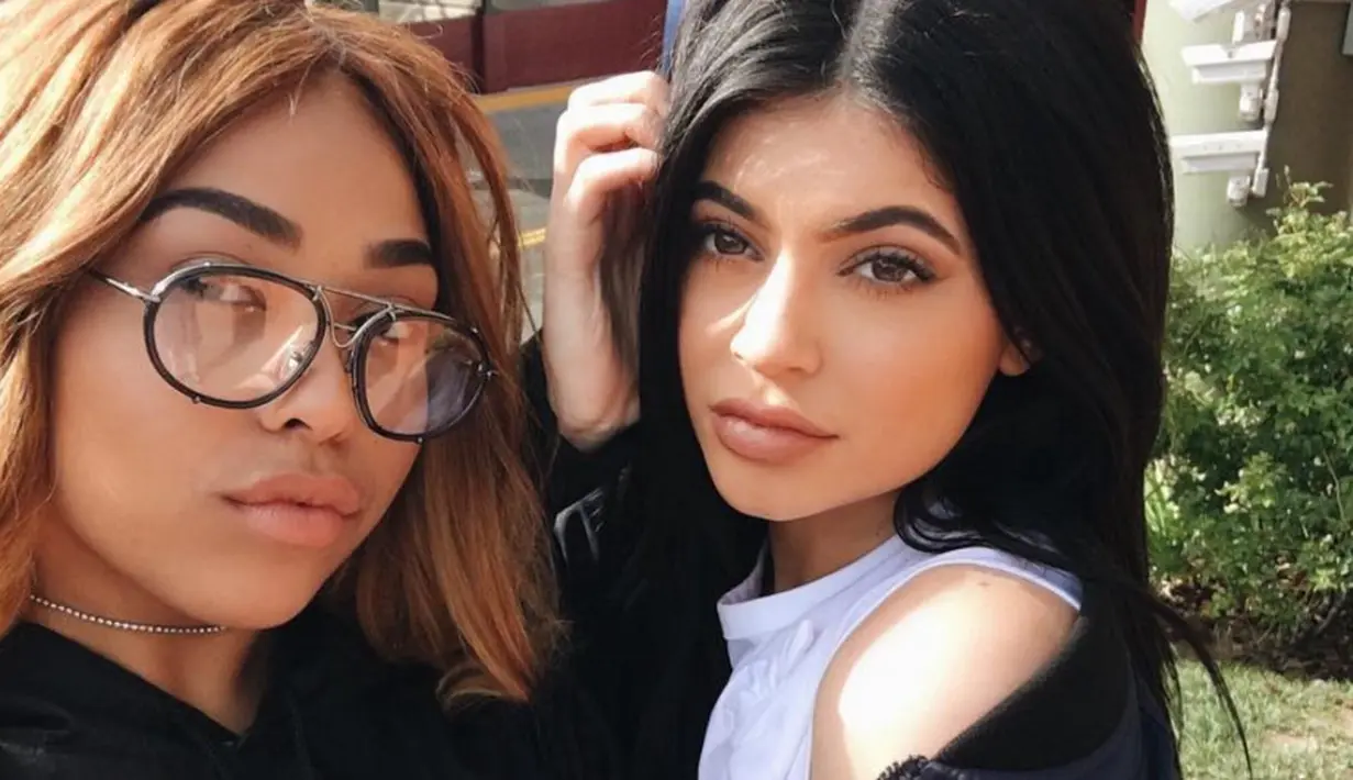 Si bungsi dari keluarga Kardashian-Jenner sendiri saat ini sangat mengandalkan ibunya dan sahabatnya Jordyn Woods.