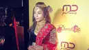 Nikita Willy tampil menawan dalam balutan kain sari khas India. Nikita tampil dengan gaun berwarna hitam dipadukan dengan balutan kain panjang transparan berwarna merah di bahu Nikita. (Liputan6.com/IG/@nikitawillyofficial94)
