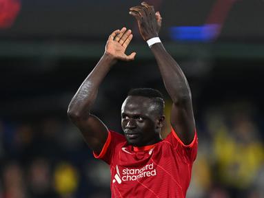 Setelah sukses membela Liverpool, Sadio Mane memutuskan untuk hengkang pada musim panas 2022/2023 ke Bayern Munchen. Penyerang 30 tahun tersebut diboyong oleh sang juara Bundesliga dengan harga 32 juta euro. Rencananya, Sadio Mane bakal diumumkan secara resmi sebagai pemain Bayern Munchen pada Rabu (22/6) waktu setempat di Allianz Arena. (AFP/Paul Ellis)