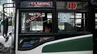  Angkutan umum jenis Kopaja melintas di jalan MH. Tamrin, Jakarta, Senin (27/3). (Liputan6.com/Faizal Fanani)