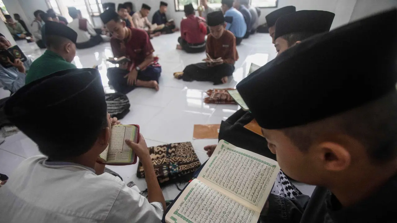 Tradisi Unik, Santri Pesantren Ar-Raudlatul Hasanah Medan Tadarus dengan Formasi Melingkar