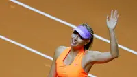 Maria Sharapova menandai laga comeback setelah menjalani hukuman doping selama 15 bulan dengan mengalahkan Roberta Vinci 7-5, 6-3, di Stuttgart Open, Kamis (27/4/2017). (EPA/Ronald Wittek)