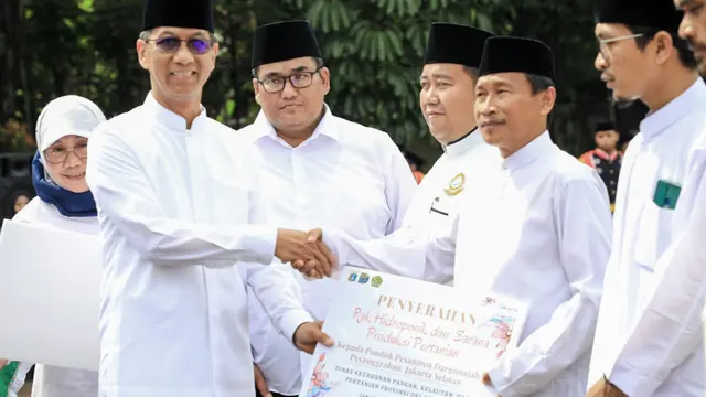 Hari Santri 2022, Pemprov DKI Jakarta menyalurkan sarana pertanian perkotaan (urban farming) untuk pesantren.