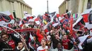 Fans Paris Saint-Germain meluapkan kegembiraan dalam perayaan pesta juara PSG