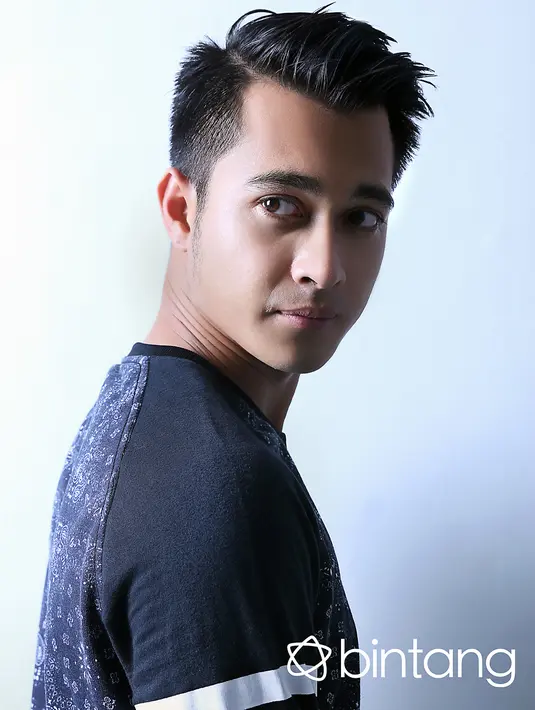 Dua minggu setelah selesai menjalani rehabilitasi, Eza kembali mendapat tawaran bermain sinetron 'Halilintar'. (Fotographer: Nurwahyunan, Digital Imaging: Muhammad Iqbal Nurfajri/Bintang.com)