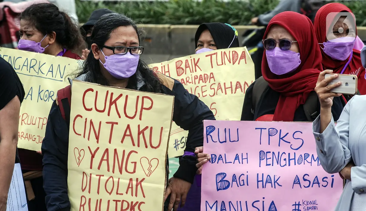 Warga yang mayoritas perempuan berunjuk rasa di depan Gedung MPR/DPR/DPD, Jakarta, Kamis (13/1/2022). Warga menuntut DPR segera mengesahkan Rancangan Undang-Undang Tindak Pidana Kekerasan Seksual (RUU TPKS). (Liputan6.com/Johan Tallo)