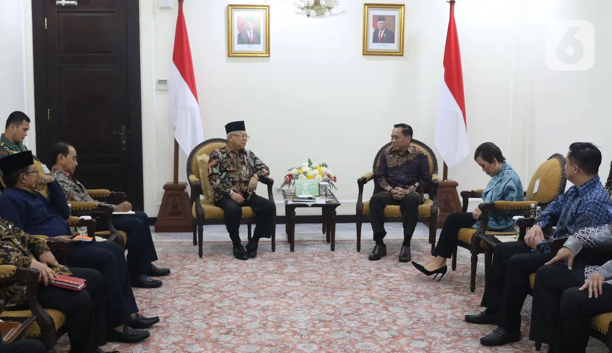 Suasana pertemuan Wakil Presiden Ma'ruf Amin dengan jajaran direksi SCM di Kantor Wakil Presiden, Jakarta, Senin (20/1/2020). Kunjungan SCM tersebut untuk bersilaturahmi serta mengenalkan program program SCTV dan Indosiar. (Liputan6.com/Angga Yuniar)
