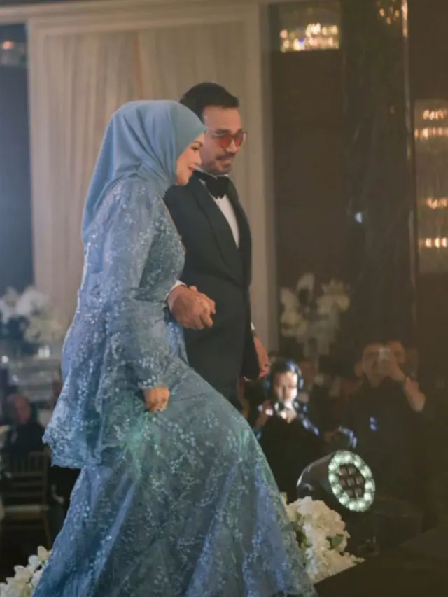 Siti Nurhaliza mengenakan heels di pernikahan anak sambungnya. [@_azizulazman]