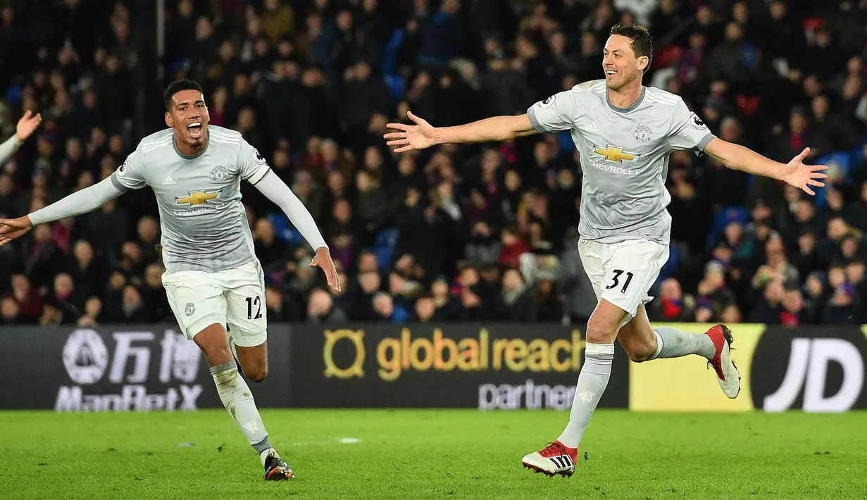 Gelandang Manchester United, Nemanja Matic berselebrasi usai mencetak gol ke gawang Crystal Palace dalam lanjutan Liga Inggris di Stadion Selhurst Park, Senin (5/3). Matic mencetak gol di menit ke-91 untuk membawa MU berbalik unggul 3-2. (Glyn KIRK/AFP)