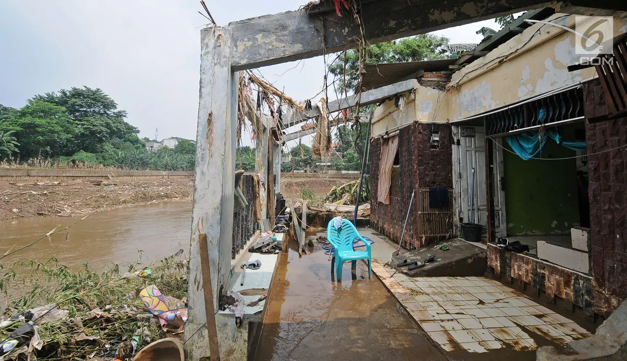 Lumpur mengotori rumah warga usai banjir melanda kawasan Balekambang, Kramatjati, Jakarta Timur, Selasa (30/4/2019). Sejumlah rumah warga di RT 005/RW 005 Balekambang rusak diterjang banjir yang terjadi pada 27 April 2019 lalu. (Liputan6.com/Herman Zakharia)