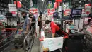 Orang-orang mengantre untuk membayar barang belanjaan mereka di sebuah supermarket di Bangkok, Thailand (25/3/2020). Keputusan ini menetapkan langkah-langkah ketat yang harus diambil otoritas dalam upaya meredam pandemi COVID-19 di negara tersebut. (Xinhua/Zhang Keren)