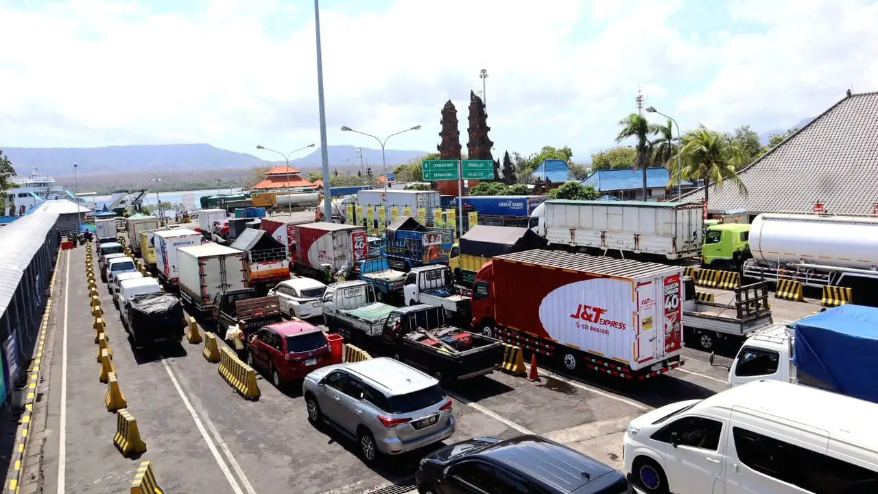 macet mengular di Pelabuhan Ketapang
