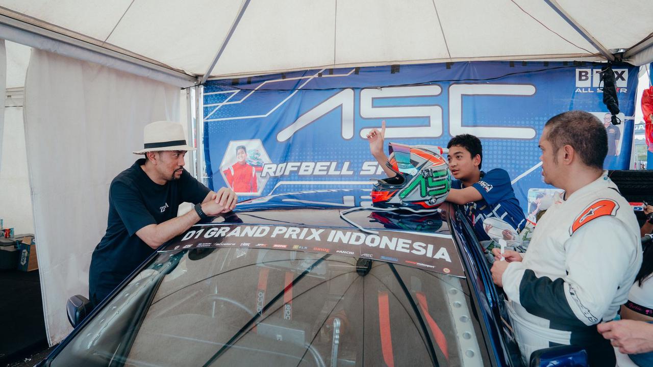 Putra Sekjen Ikatan Motor Indonesia (IMI) yang juga merupakan penghobi balap Ahmad Sahroni, yaitu Ahmad Rofbell Ardante Sahroni atau yang kerap disapa Obell, berhasil menaiki podium di ajang D1GP Southeast Asia.