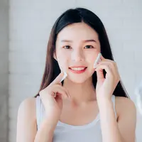 Jangan dibiarkan terlalu lama, sekarang saatnya melakukan perawatan yang tepat untuk mempertahankan glowing skin dengan memilih pembersih wajah yang tepat seperti POND’S Vitamin Micellar Water.