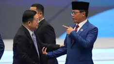 Menteri Luar Negeri Indonesia, Sugiono (kanan), berjabat tangan dengan Sekretaris Jenderal ASEAN, Kao Kim Hourn, saat mereka tiba untuk menghadiri pertemuan di Kuala Lumpur, Malaysia, Sabtu 25 Oktober 2025. (AP Photo/Rafiq Maqbool)