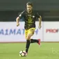 Pemain Barito Putra, Douglas Ricardo Packer saat melawan Bhayangkara FC pada laga Liga 1 2017 di Stadion Patriot, Bekasi, (4/7/2017). (Bola.com/Nicklas Hanoatubun)