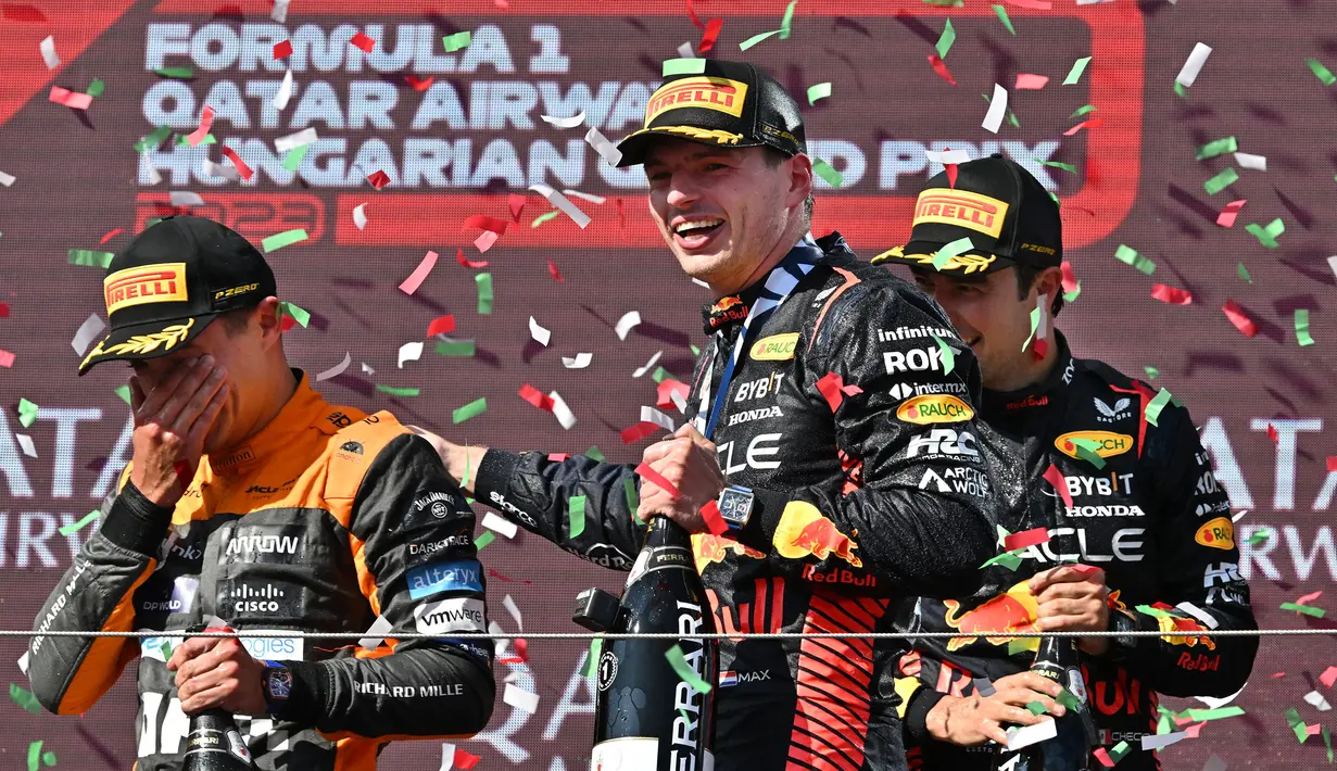 Pembalap McLaren Lando Norris (kiri), pembalap Red Bull Racing Max Verstappen (tengah) dan Sergio Perez melakukan selebrasi di atas podium saat Formula 1 GP Hungaria di Sirkuit Hungaroring, Mogyorod, Hungaria, Minggu (23/07/2023). (AFP/Attila Kisbendek)