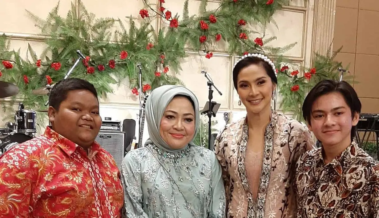 Kali ini, Dewi tampil dalam balutan kebaya tunik yang dihiasi bordiran bunga dan beads yang apik. [@dewiranokarno].