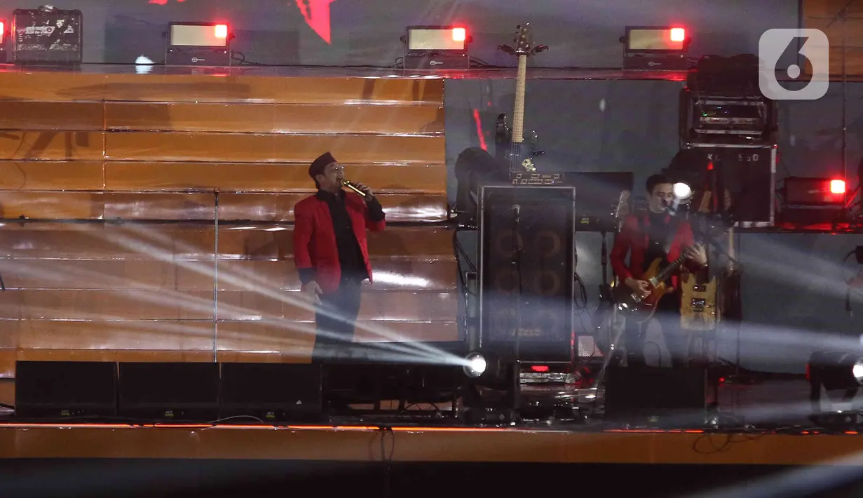 Aksi grup band Ungu dalam malam puncak Perayaan HUT ke-495 tahun Jakarta di Jakarta International Stadium (JIS), Jakarta, Sabtu (25/6/2022). Malam puncak Jakarta Hajatan tersebut dihelat konser yang dimeriahkan oleh musisi kenamaan Tanah Air, seperti grup musik Padi, Ungu dan Wali serta penyanyi solo Reza Artamevia, Mahalini, Lea Simanjuntak dan Kojek. (Liputan6.com/Herman Zakharia)