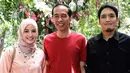 Begini jadinya jika Desta dan Natasha Rizki foto bareng dengan Presiden Jokowi. Presiden Jokowi terlihat tampil santi dengan mengenakan kaus warna merah. (Foto: instagram.com/natasharizkynew)