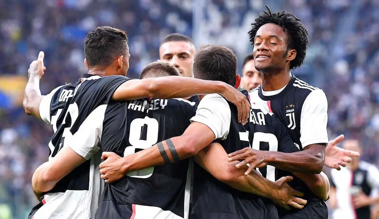 Para pemain Juventus merayakan gol yang dicetak oleh Aaron Ramsey ke gawang Verona pada laga Serie A di Stadion Juventus, Sabtu (21/9/2019). Juventus menang 2-1 atas Verona. (AP/Alessandro Di Marco)