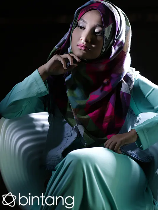 "Aku sebisa mungkin terlibat dalam proses pengerjaannya ya. Tapi kalau nyiptain lagu sendiri belum. Pernah sih waktu SMP dulu, tapi masih jelek dan nggak untuk diproduksi. Hehe," aku gadis dengan hijabnya yang modis ini. (Fathan Rangkuti/Bintang.com)