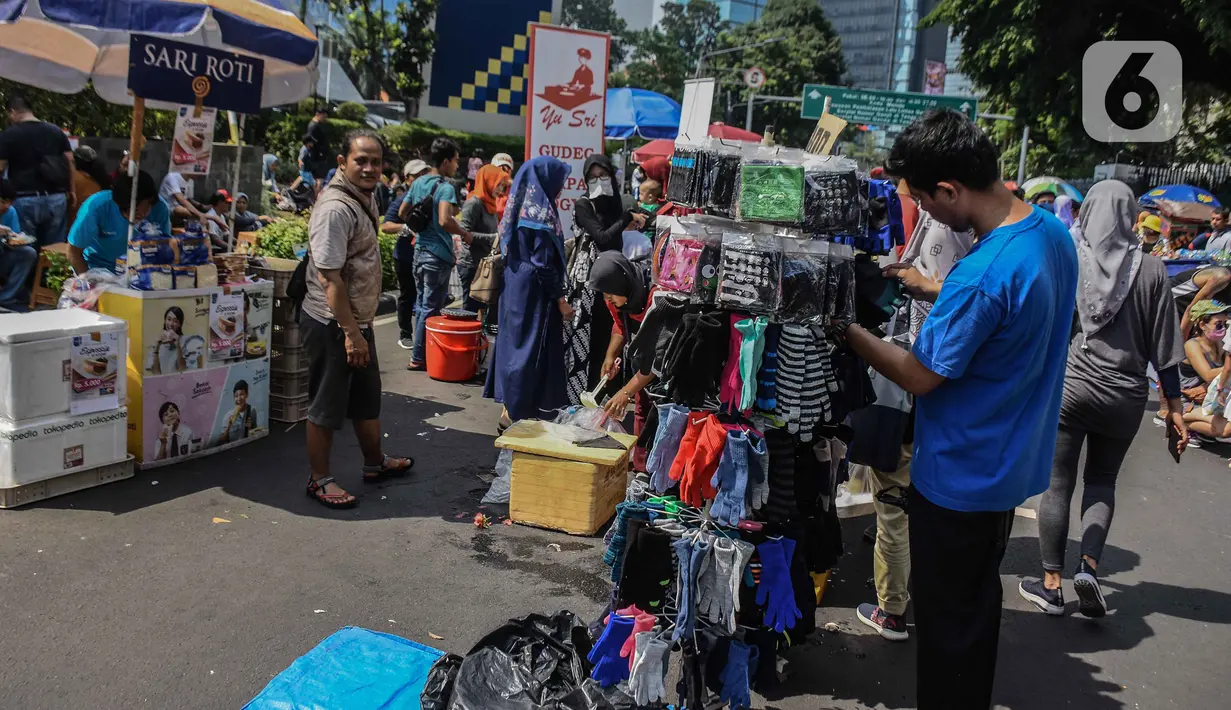 Pedagang kaki lima (PKL) berjualan di kawasan Jalan Sumenep, Jakarta, Minggu (17/11/2019). Jalan Sumenep dan Jalan Pamekasan merupakan titik yang sudah ditentukan untuk berjualan saat car free day (CFD). (Liputan6.com/Faizal Fanani)