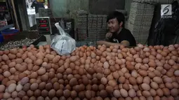 Pedagang telur menunggu pembeli di Pasar Kebayoran Lama, Jakarta, Kamis (3/1). Badan Pusat Statistik (BPS) mengumumkan inflasi bulanan pada Desember sebesar 0,62% sehingga inflasi tahunan mencapai 3,13% pada 2018. (Liputan6.com/Herman Zakharia)