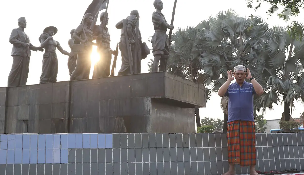 Umat muslim salat id Hari Raya Idul Fitri 1 Syawal 1439 H di kawasan Senen, Jakarta, Jumat (15/6). Setiap tahun, umat muslim antusias melaksanakan salat id dengan memadati jalan-jalan di sekitar stasiun dan pasar tersebut. (Liputan6.com/Immanuel Antonius)