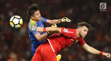 Pemain Persija, Marko Simic berebut bola atas dengan kiper Song Lam Nghe An pada fase grup H Piala AFC di Stadion GBK Jakarta, Rabu (14/3). Babak pertama Persija ditahan imbang Soang Lam Nghe An 0-0. (Liputan6.com/Helmi Fithriansyah)