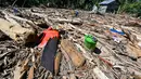 Lokasi penemuan satwa itu berada di daerah terisolasi akibat banjir bandang luapan Sungai Meureudu, hanya bisa diakses dengan berjalan kaki sekitar dua jam. Tampak dalam foto, pemandangan umum menunjukkan puing-puing di area terdampak banjir di Meureudu, Kabupaten Pidie Jaya, Provinsi Aceh, pada 30 November 2025. (CHAIDEER MAHYUDDIN/AFP)
